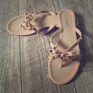 Neutral camel rock stud jelly flip flop sandals 9